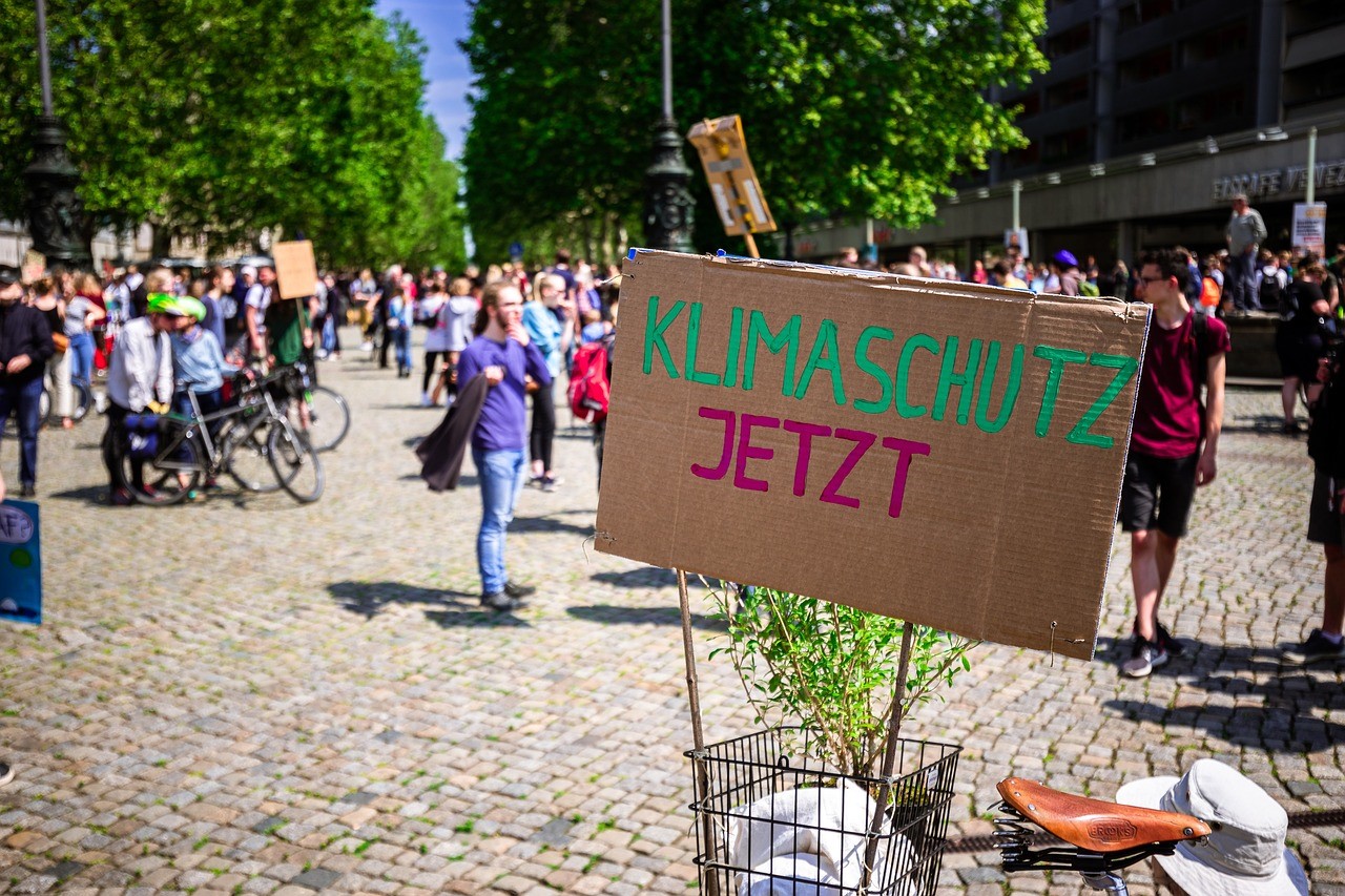 INTEGRAL präsentiert Klima-Umfrage 2024 mit MUTTER ERDE und GREENPEACE